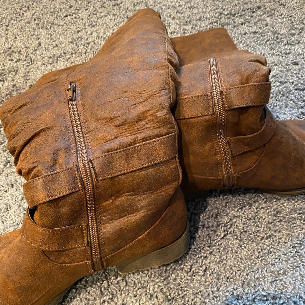 Brown boots. Furlined. So comfy! - Picture 6 of 8